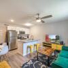 Отель Stylish 1BR Near UT Highland Evonify, фото 28