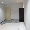 Отель OYO Home 90402 Lumut Guest House, фото 2