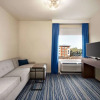 Отель La Quinta Inn & Suites By Wyndham Orlando - Idrive Theme Parks, фото 2