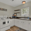Отель Charming Cottage-hot Tub and Grill-3 min to Main!, фото 11
