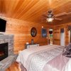 Отель Kissing Retreat - Two Bedroom Cabin, фото 30