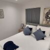 Отель Modern 3 Bedrooms Apt. 01 - Camberley, фото 1