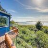 Отель Bright Coos Bay Getaway: Water Views, Garden! в Кус-Бэй