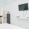 Отель Roomy Studio Room Bintaro Park View Apartment, фото 2