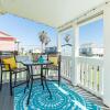 Отель SUNNY DAZE Walk to Beach 2 Decks Pet Friendly Has a Mini Bar, фото 16
