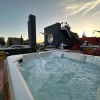 Отель Rooftop Jacuzzi! Country-style 4 Bedroom Cottage, фото 23