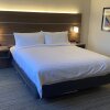 Отель Holiday Inn Express & Suites Mountain View Silicon Valley, an IHG Hotel, фото 36