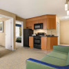 Отель Travelodge by Wyndham Oshawa Whitby, фото 6