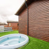 Отель La-Serenite Lodge With Hot Tub, фото 11