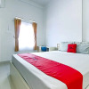 Отель RedDoorz Syariah At Griya Izzara Guest House, фото 7
