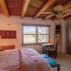 Отель Serenidad - Delightful Vacation Home, Walk to The Plaza and Canyon Rd, фото 5