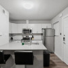 Отель Stylish 1BR Near UT Highland Evonify, фото 17