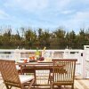 Отель Stylish family-friendly lakeside retreat in the Cotswold Water Park, фото 10
