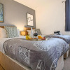 Отель Petworth House - Central Milton Keynes - Smart TVs, Pool Table, Garden and Free Parking by Yoko Prop, фото 1