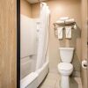 Отель Quality Inn Madison West Near University Area, фото 7