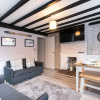 Отель Excellent 3 bed House - Close To Airport, фото 2