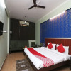 Отель OYO 24788 Hotel Samrat, фото 11