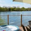 Отель Stylish New England lakeside retreat in the Cotswold Water Park with hot tub, фото 15