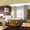 Отель Quality Suites Near West Acres, фото 37