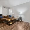 Отель Stylish 2BR Near UT Highland Evonify, фото 13