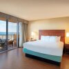 Отель La Quinta Inn & Suites by Wyndham Cocoa Beach Oceanfront, фото 24