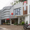 Отель RedDoorz Premium @ The Batik Hotel Moh. Toha, фото 1