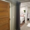 Отель Central 2 bedroom unit with 3 beds and 3 large TVs, фото 6