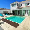 Отель Superbe villa d'architecte avec piscine chauffée в Луа