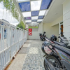 Отель OYO 90804 Oma Uti Homestay Syariah, фото 16