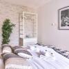 Отель B  823 -  Buttes Chaumont - Spacieux appartement, фото 12