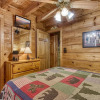 Отель Er245 â Almost Heaven Great Location â Close To Town! 3 Bedroom Cabin by RedAwning, фото 10