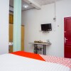 Отель OYO 433 Nelvi Guest House Syariah, фото 6