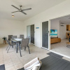 Отель Spacious 3-beds w Direct Access to Pool, фото 10