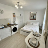 Отель Modern Minimalist Studio With Essential Comfort, фото 15