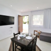 Отель Blue Luxury 1 BD Apartment - Direct exit to the Pool - Fast WiFi - Free Parking, фото 5
