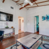 Отель Beach Chairs, Good Kitchen, Strong Wifi on 14th Ave, фото 13