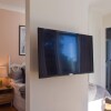 Отель Sun-Drenched 1 Bed Studio Apt Newtown Parking, фото 5