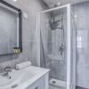 Отель Stunning 3Br Home In The Heart Of 10Th Arr. Paris, фото 9