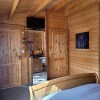 Отель Immaculate 2-bed Lodge Next To Lake, фото 2