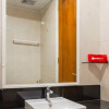 Отель RedDoorz Syariah @ Kebraon, фото 19