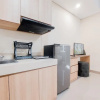 Отель Homey And Modern Studio Apartment B Residence, фото 6