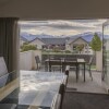 Отель Toodle's Super Six in Wanaka w Mountain Views, фото 11