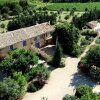 Отель Mas des Lavandes - 3 gîtes de charme au calme avec grande piscine en Drôme-Provençale в Сюз-ля-Руссе