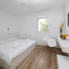 Отель Rocky Beach Rooms, фото 2