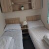 Отель 2 Brightholme 6 Berth With Decking & Enclosed Gard, фото 7