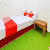 Отель OYO 90725 Zeevanna Guest House Syariah, фото 9
