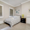 Отель Elevate Rooms near Allan Gardens, фото 17