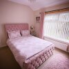 Отель Entire 3-bedroom Home in Oldham - Guest House, фото 4