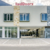 Отель RedDoorz @ Plemburan Jakal 2, фото 1