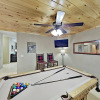 Отель Mountain Echoes : Hot Tub & Home Theater! 2 Bedroom Cabin, фото 5